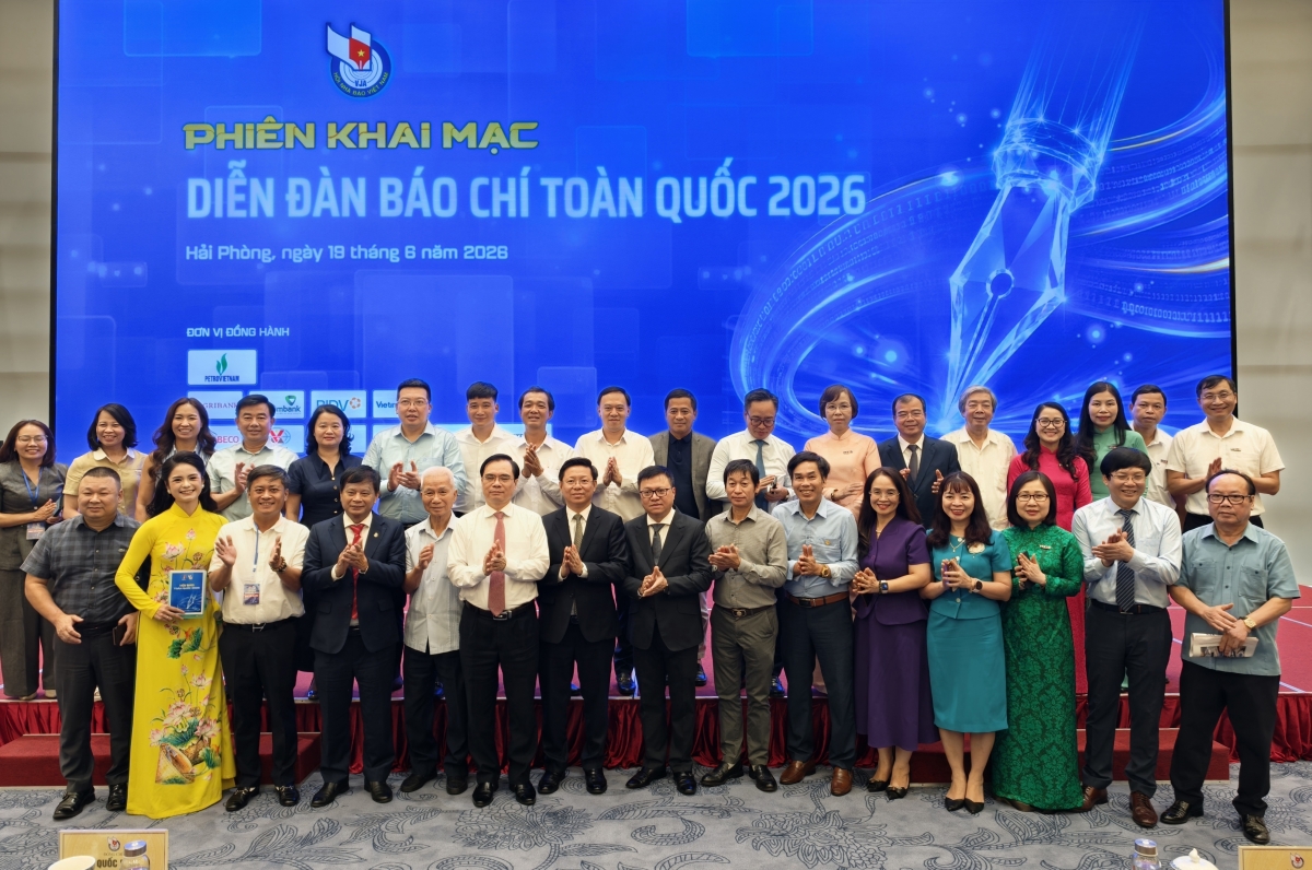 Para delegasi berfoto bersama pada sesi pembukaan Forum Pers Nasional ke-3 tahun 2026. Foto: Duc Anh/VOV5