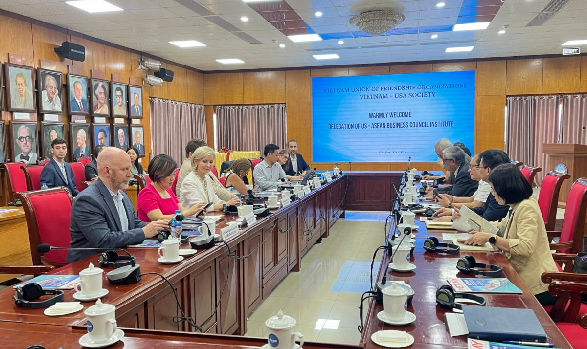 The meeting between the delegation of US-ASEAN Business Council Institute and the Vietnam-US Society (Photo: Anh Thu/VOV1)
