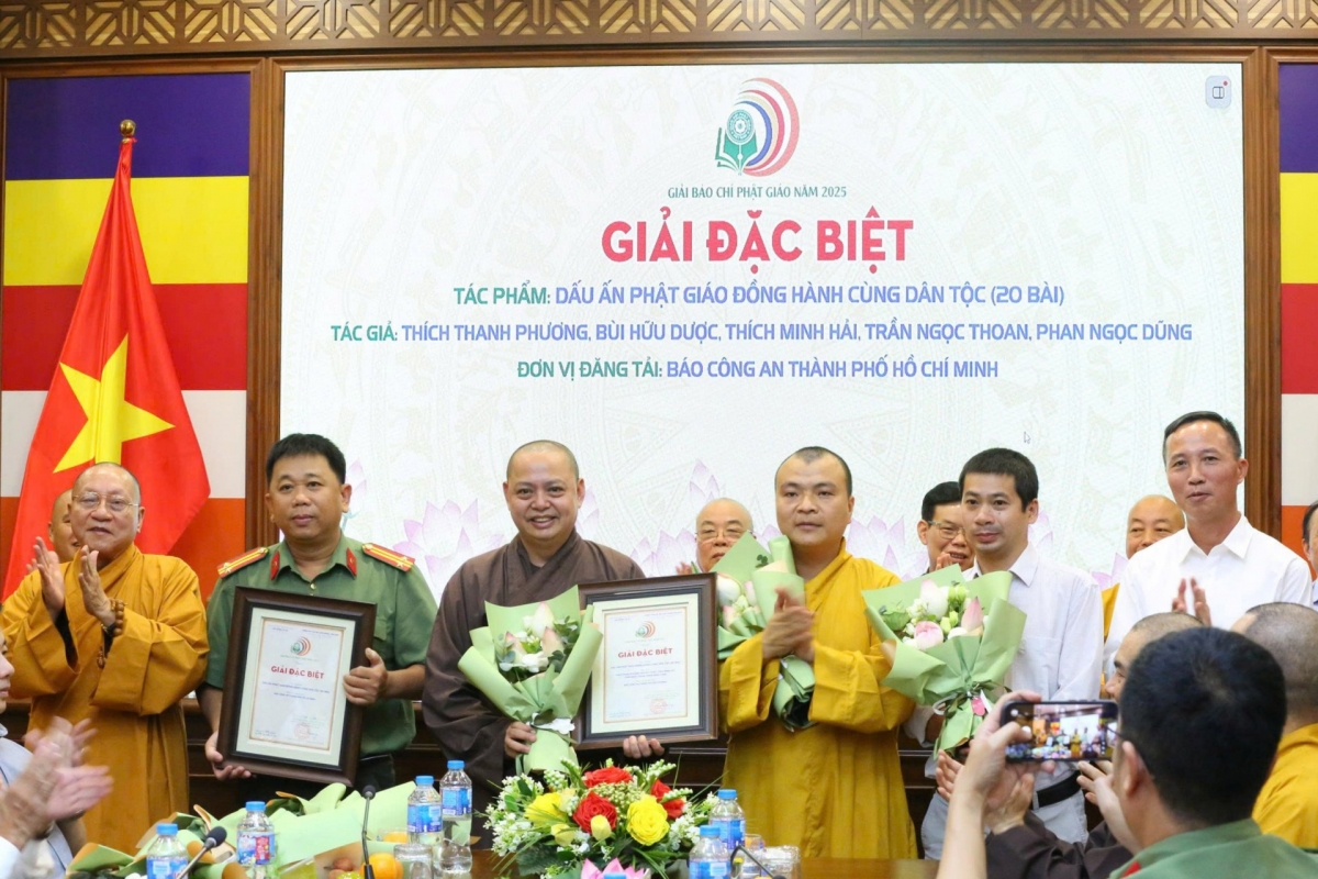 The Organizing Committee presents the Special Award to the authors of “The Imprint of Buddhism Accompanying the Nation.” (Photo: Vinh Phong/VOV5)