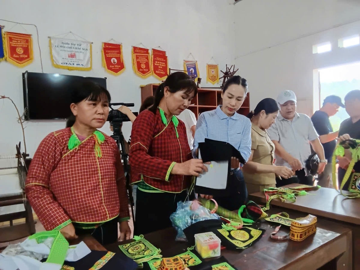 Visitors tour and conduct field surveys at the Nung Phan Slinh ethnic costume sewing and embroidery craft village in Lang Son province. (Photo: The Hung/VOV5)