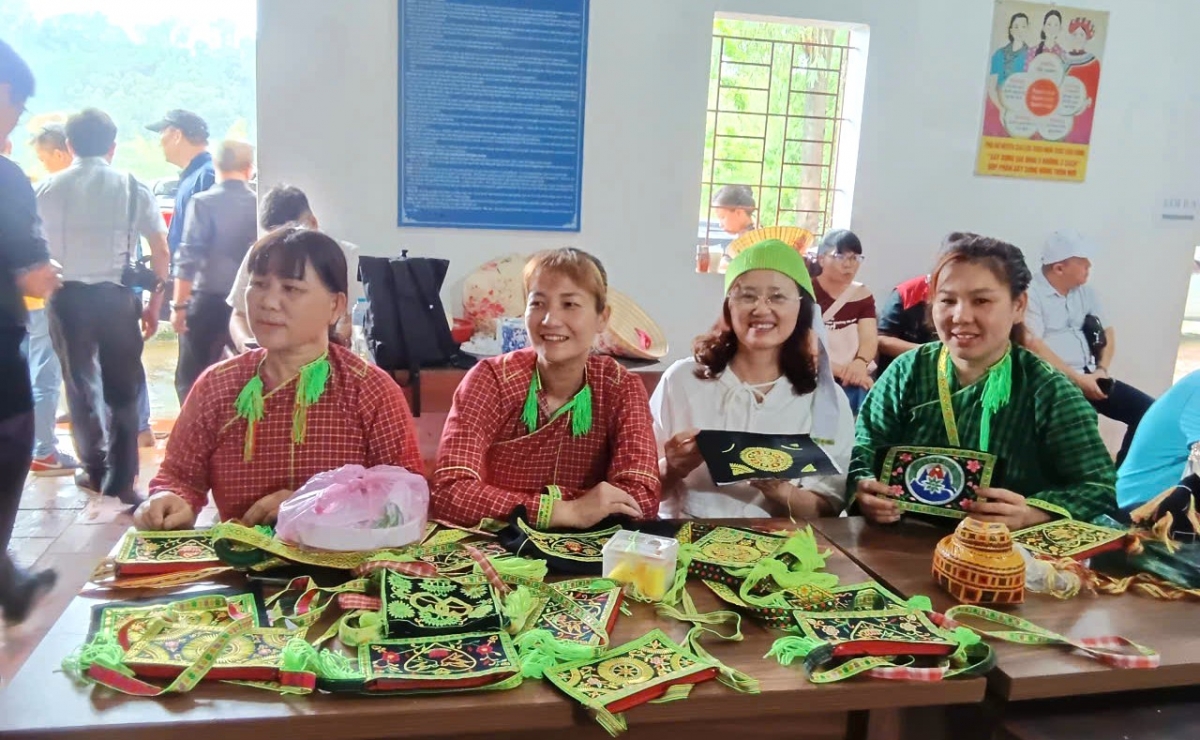 Many visitors purchase traditional headscarves, brocade bags, or indigo-dyed garments as souvenirs. (Photo: The Hung /VOV5)