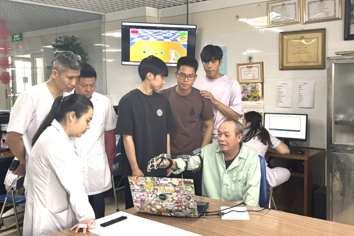 Dr. Kien’s research team introduces a rehabilitation glove designed to support hand function recovery at the National Hospital of Traditional Medicine. (Photo: Kim Lieu/VOV5)