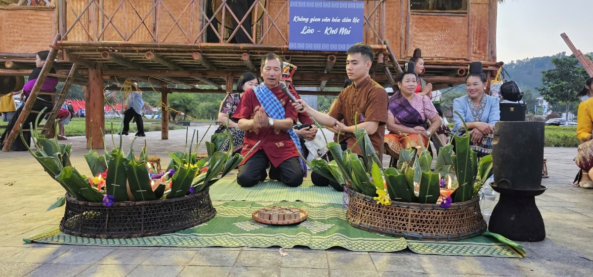 ພິ​ທີ​ບູ​ຊາ​ໃນ​ບຸນ​ກິນ​ເຂົ້າ​ຫໍ່ (ພາບ: VOV)
