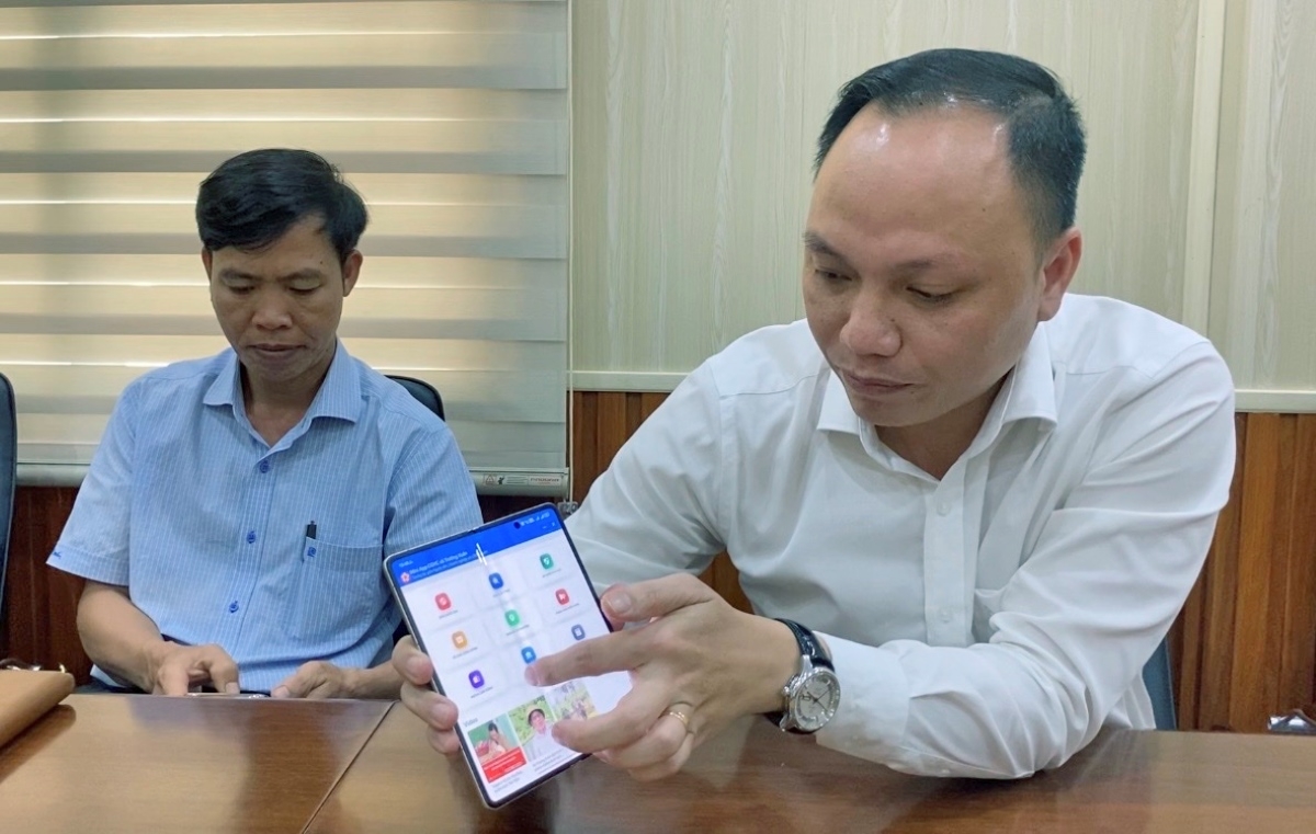 长春乡人民委员会主席黎春顺（右）
