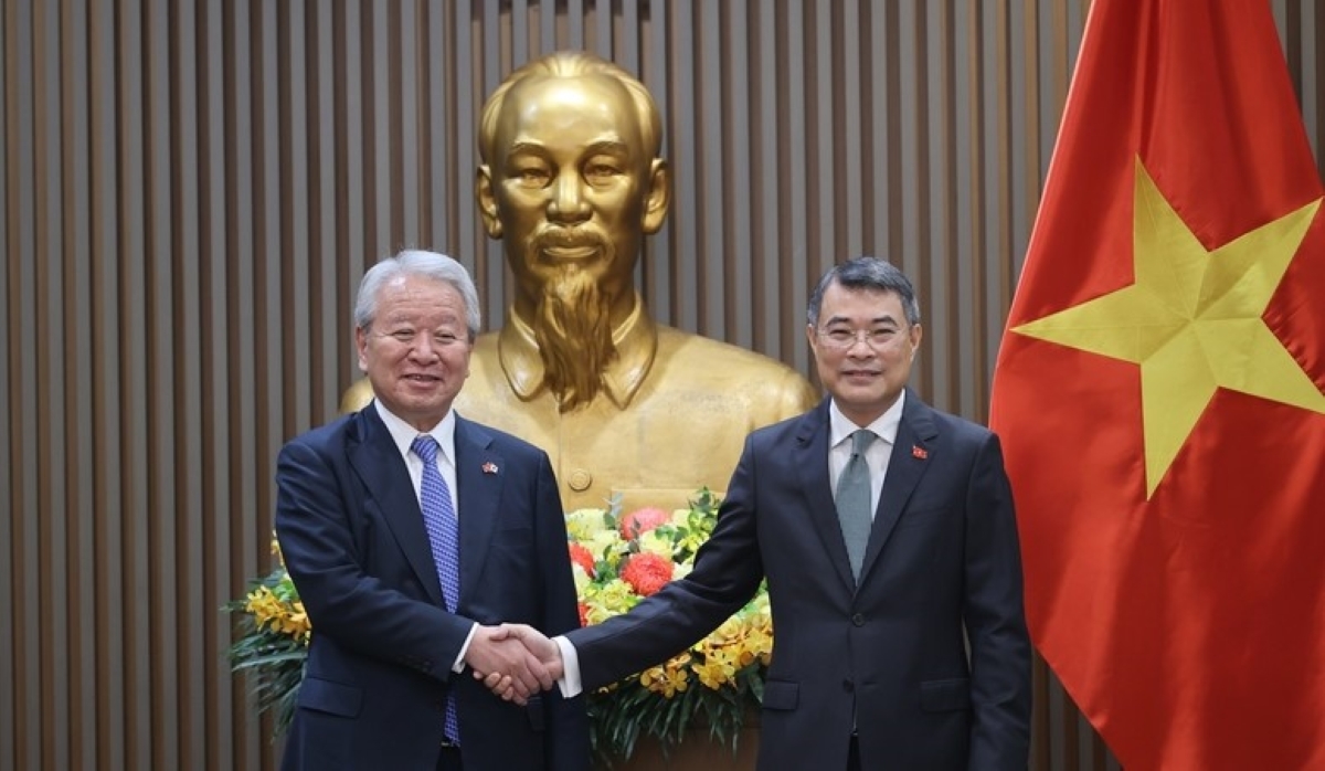 Prime Minister Le Minh Hung receives JICA President Tanaka Akihiko. (Photo:  Lai Hoa/VOV)
