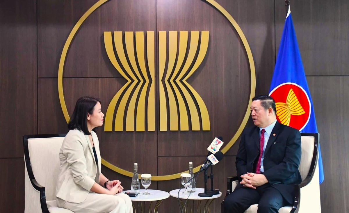 Sekjen ASEAN Kao Kim Hourn menjawab wawancara dari media Vietnam (Foto: Pham Ha /VOV - Jakarta)  