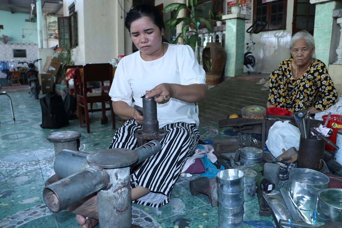 Kinh Thi Mong Ngung, generasi ketiga dalam keluarga yang menjalankan kerajinan ukir perak (Foto: Doan Si/VOV Ho Chi Minh)