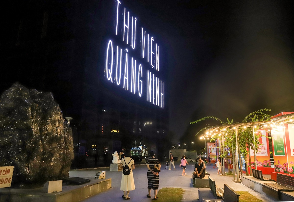 Suasana gemerlap di kawasan luar Museum dan Perpustakaan Provinsi Quang Ninh pada malam hari. Foto: Trường Giang/VOV