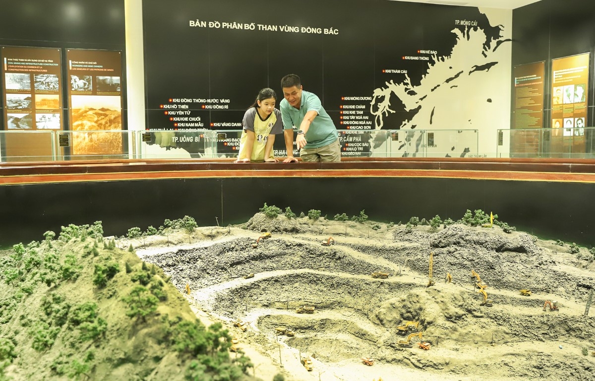 Karena area kunjungan tidak terlalu ramai dibandingkan pada siang hari, Nguyen Tuan Phong dapat membantu anak-anak dalam keluarganya memahami berbagai ruang pameran dengan lebih mendalam. Foto: Truong Giang/VOV 