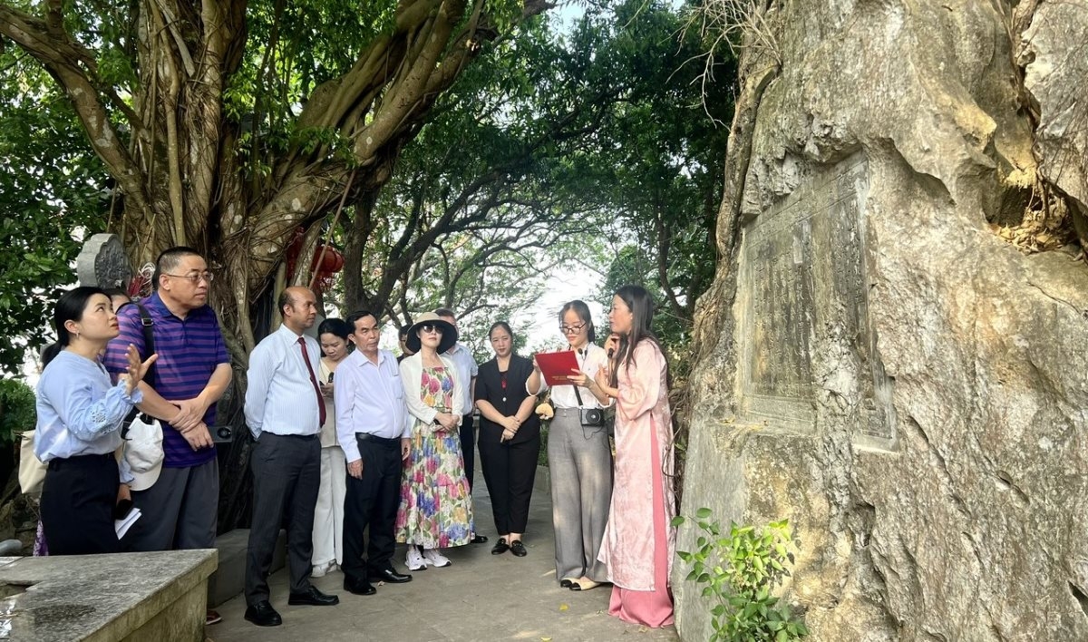 ພູ​ນອນ​ເນືອກ ແລະ ລະ​ບົບ​ມາຍ​ຍາຍ ກາຍ​ເປັນ​ສະ​ຖານ​ທີ່​ທ່ອງ​ທ່ຽວ, ຄົ້ນ​ຄ້​ວາ​ຂອງ​ນັກ​ຮຽນ​ຮູ້​ທັງ​ຢູ່​ພາຍ​ໃນ ແລະ ຕ່າງ​ປະ​ເທດ (ພາບ: VOV5)