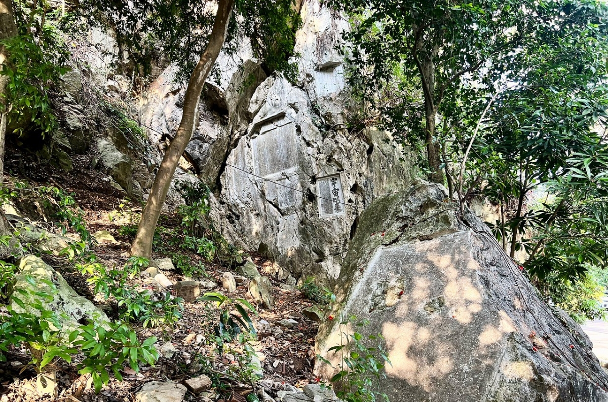 Le système de stèles s'étend du pied jusqu'au sommet du mont Non Nuoc. Photo : Huyên Trang/VOV5