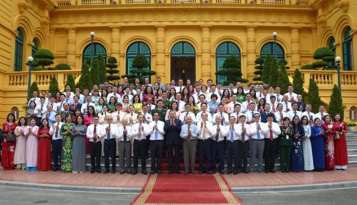 General Secretary and President To Lam meets 101 outstanding journalists on the occasion of the 101st anniversary of Vietnam's Revolutionary Press Day. (Photo: Van Hieu/VOV)
