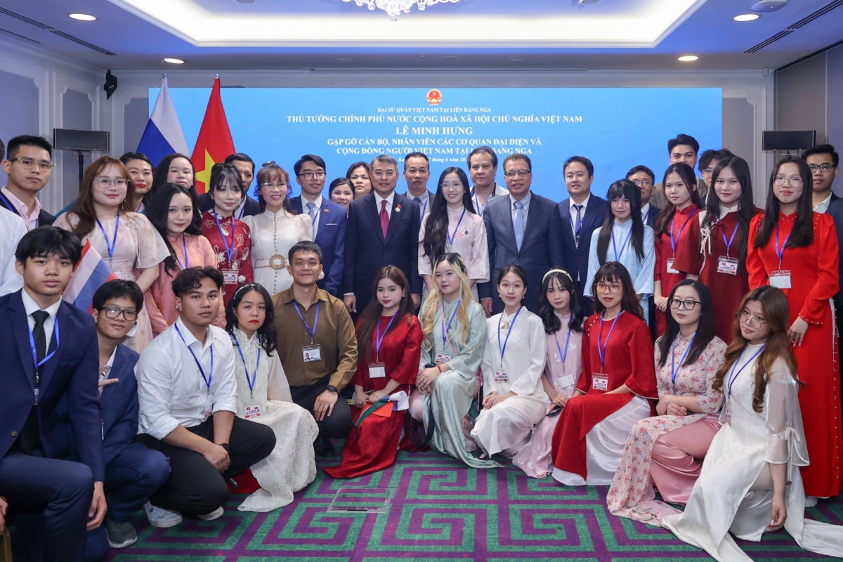 Thủ tướng chụp ảnh lưu niệm với cán bộ, nhân viên Các Cơ quan đại diện và Cộng đồng người Việt tại Liên bang Nga. Ảnh: VOV
