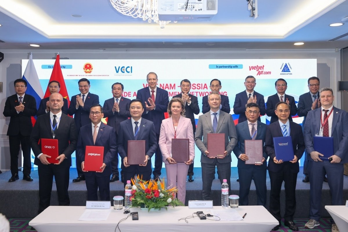 Prime Minister Le Minh Hung witnesses the signing of cooperation agreements and memoranda of understanding between Vietnamese and Russian businesses. Photo: VOV
