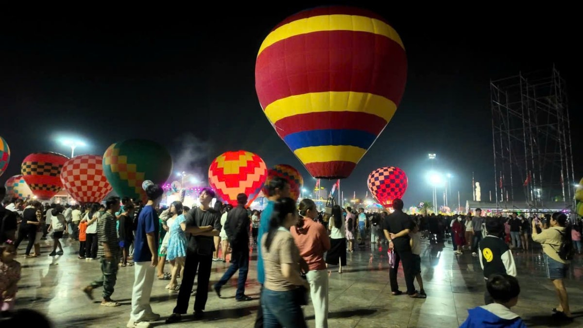 熱気球のパフォーマンス（写真：Chu Trinh/VOV-ĐBSCL）