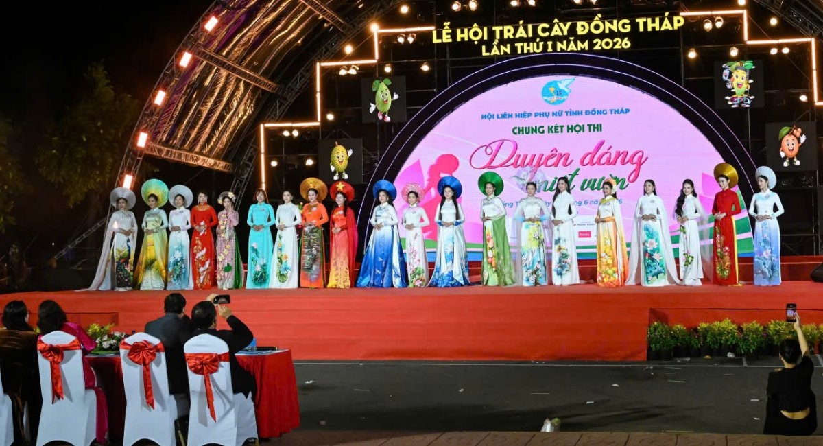 Showcase of traditional Vietnamese ao dai dresses is a regular activity at festivals in Dong Thap province. (Photo: Chu Trinh/VOV-Mekong Delta)