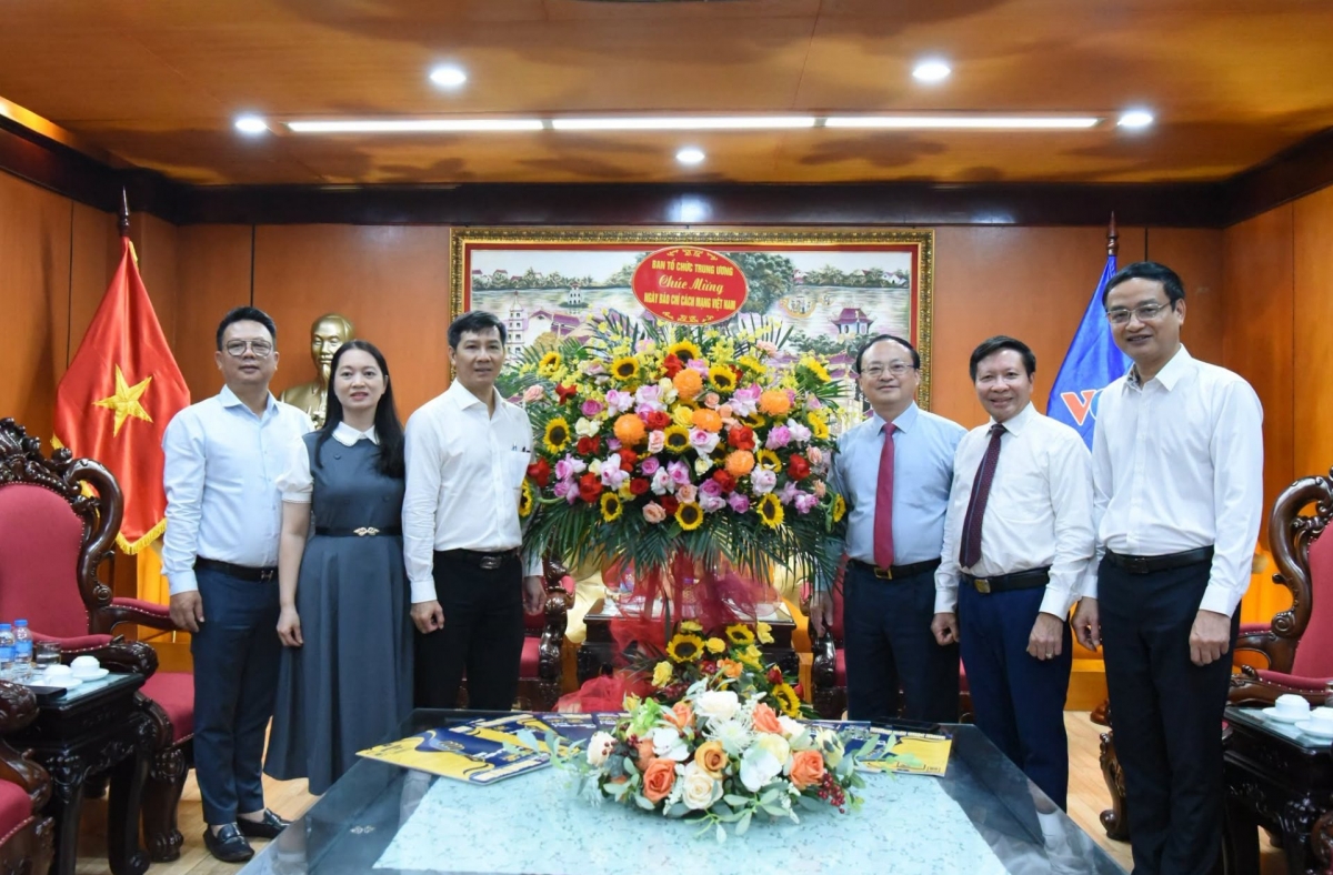 Ban Tổ chức Trung ương chúc mừng VOV nhân ngày Báo chí cách mạng Việt Nam. Ảnh: VOV