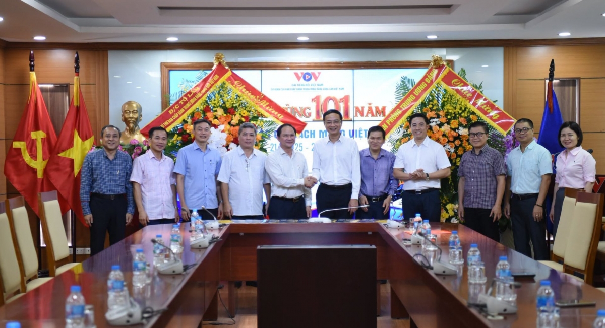 Văn phòng Trung ương Đảng chúc mừng VOV nhân ngày Báo chí cách mạng Việt Nam. Ảnh: VOV