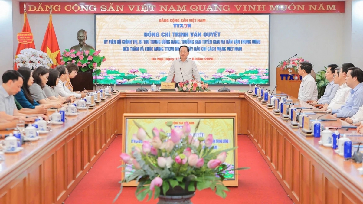 Uỷ viên Bộ Chính trị, Bí thư Trung ương Đảng, Trưởng Ban Tuyên giáo và Dân vận Trung ương Trịnh Văn Quyết phát biểu chúc mừng Thông tấn xã Việt Nam nhân ngày Báo chí Cách mạng Việt Nam. Ảnh: VOV