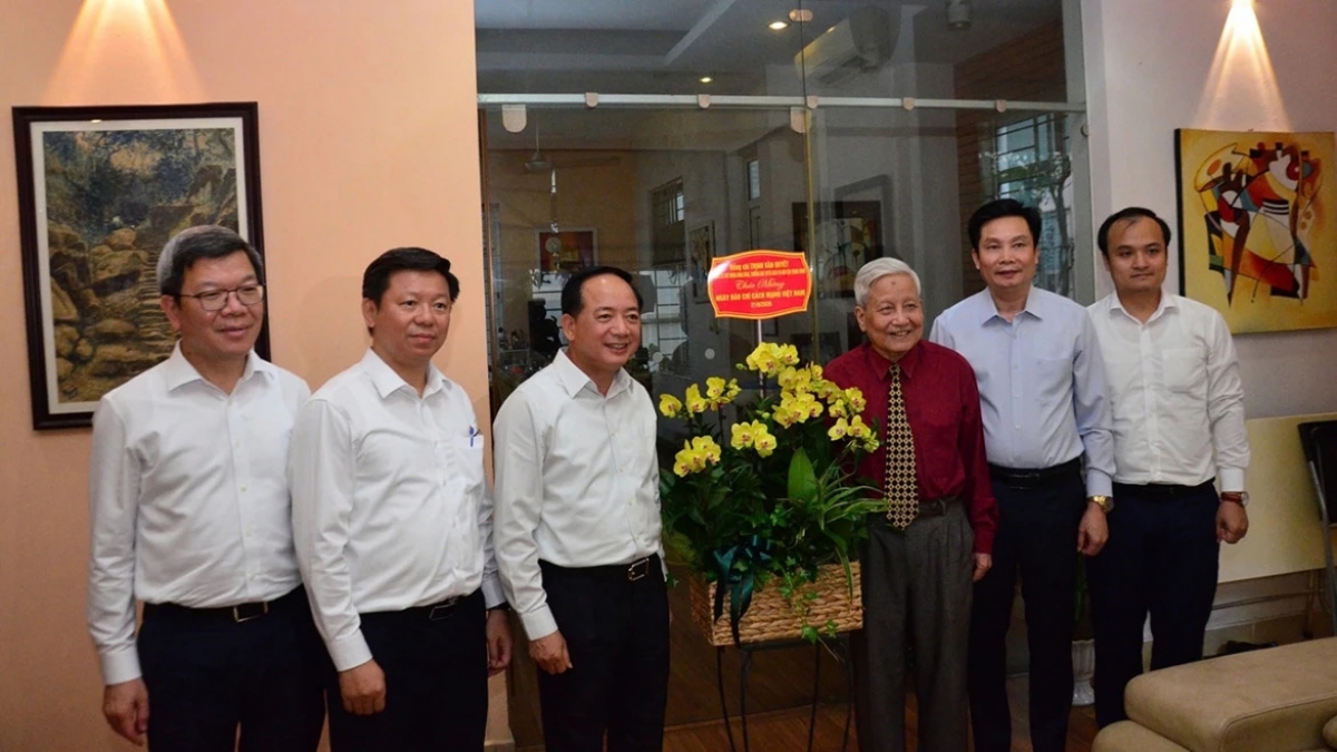 Trưởng ban Tuyên giáo và Dân vận Trung ương Trịnh Văn Quyết thăm và chúc mừng nhà báo Hà Đăng, nguyên Ủy viên Trung ương Đảng, nguyên Trưởng ban Tư tưởng Văn hóa Trung ương. Ảnh: VOV