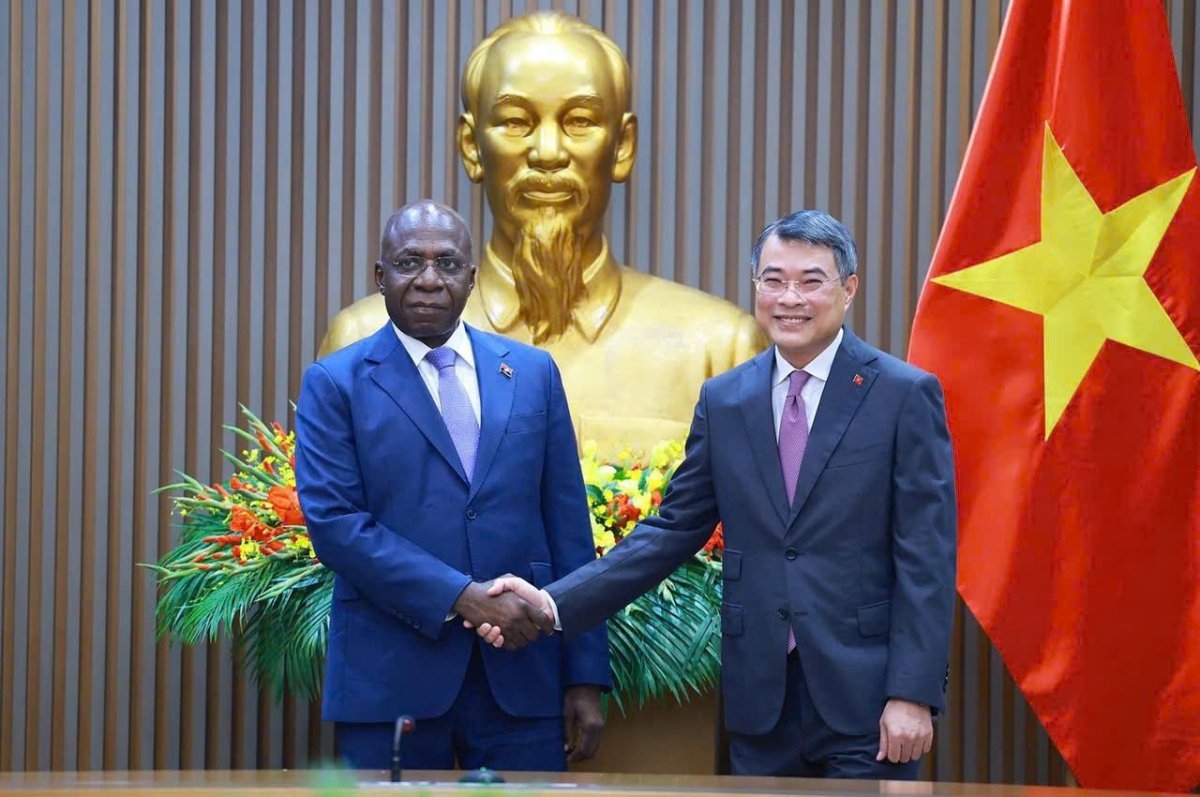 PM Le Minh Hung dan Menteri Luar Negeri Republik Angola, Tete Antonio (Foto: Lai Hoa/VOV)