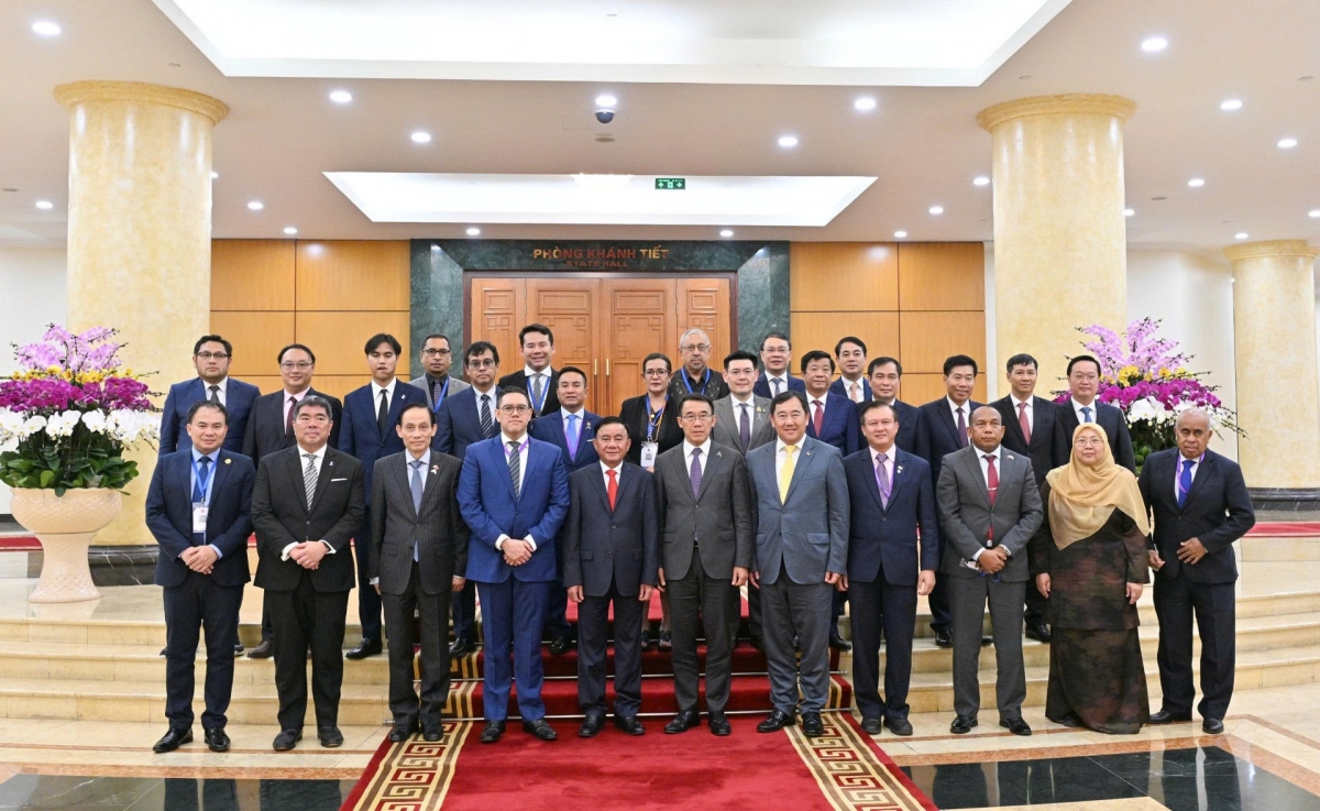 Thường trực Ban Bí thư Trần Cẩm Tú và Trưởng Đoàn chính đảng các nước Đông Nam Á chụp ảnh lưu niệm. Ảnh: Hoàng Ân/VOV1