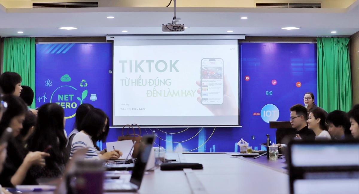 Pelatihan bertema “Pelatihan keterampilan dan standardisasi proses untuk mempromosikan artikel berita VOV5 di TikTok dan Facebook” di VOV5. Foto: Le Chi/VOV5