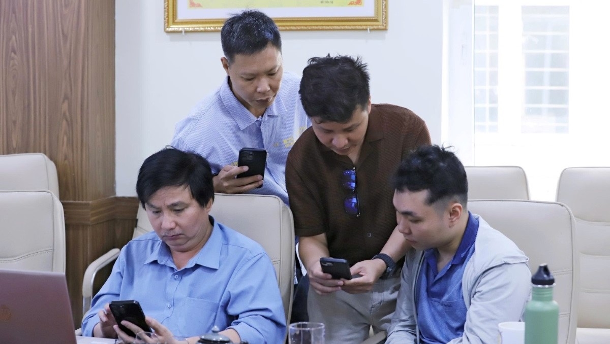 Thạc sĩ Nguyễn Văn Hào (thứ 2, từ phải) hướng dẫn các phóng viên, biên tập viên Ban Đối ngoại thực hành dựng video trên điện thoại thông minh. Ảnh: Lệ Chi/VOV5