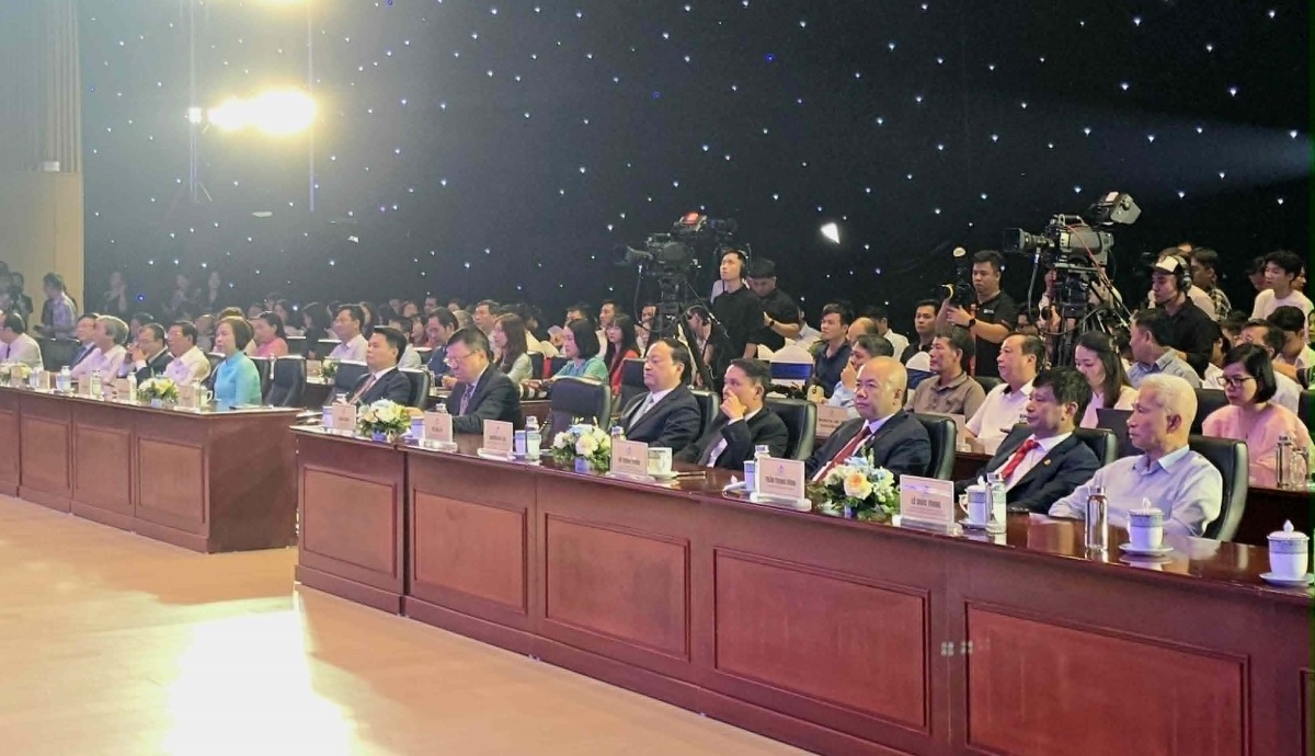 Para pimpinan kementerian, badan, instansi, daerah, para delegasi, serta sejumlah besar lembaga pers menghadiri Upacara Penutupan Pesta Pers Nasional 2026. (Foto: Duc Anh/VOV5)