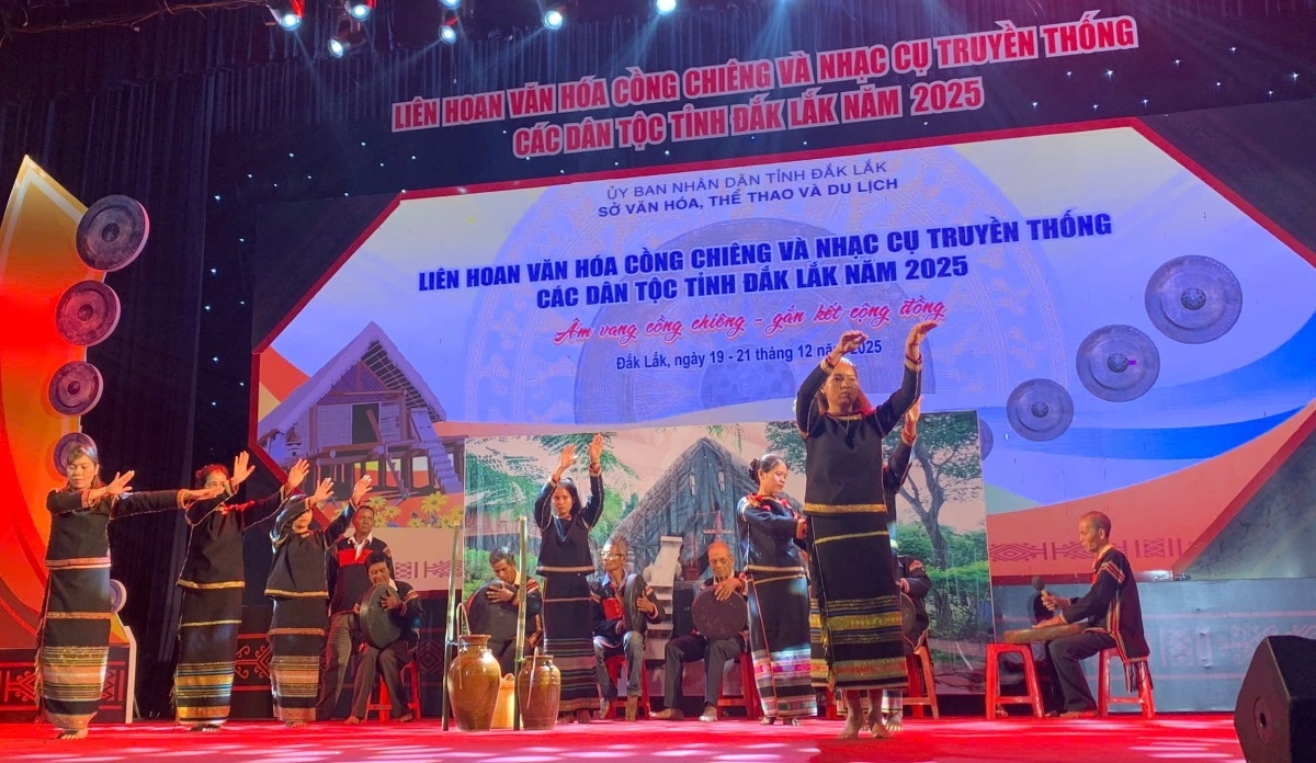การนำพิธีฟ้อนรำขึ้นเเสดงบนเวที(H Zawut Byă/VOV-Tây Nguyên)