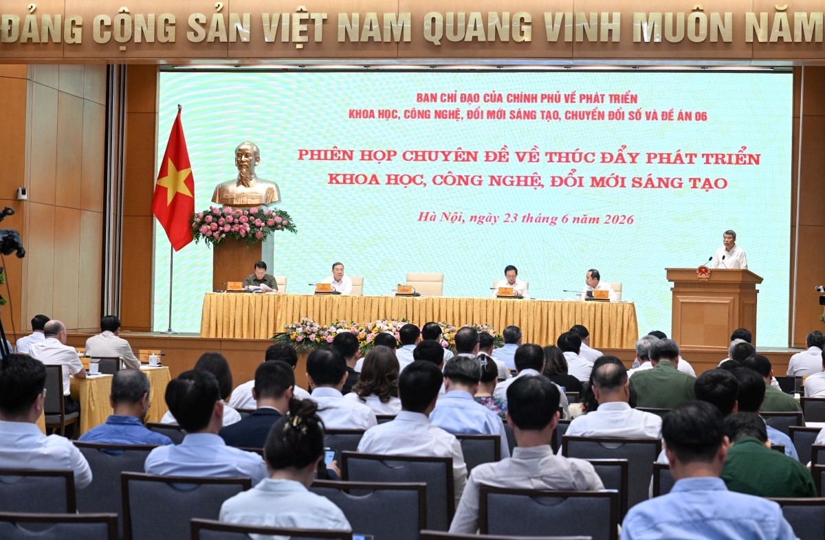 La sesión temática sobre el fomento de la ciencia, la tecnología y la innovación, el 23 de junio de 2026, en Hanói. Foto: Lai Hoa/VOV