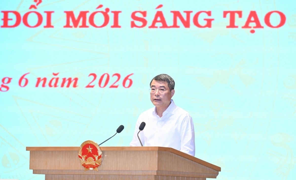 El primer ministro Le Minh Hung habla en la sesión de trabajo. Foto: Lai Hoa/VOV