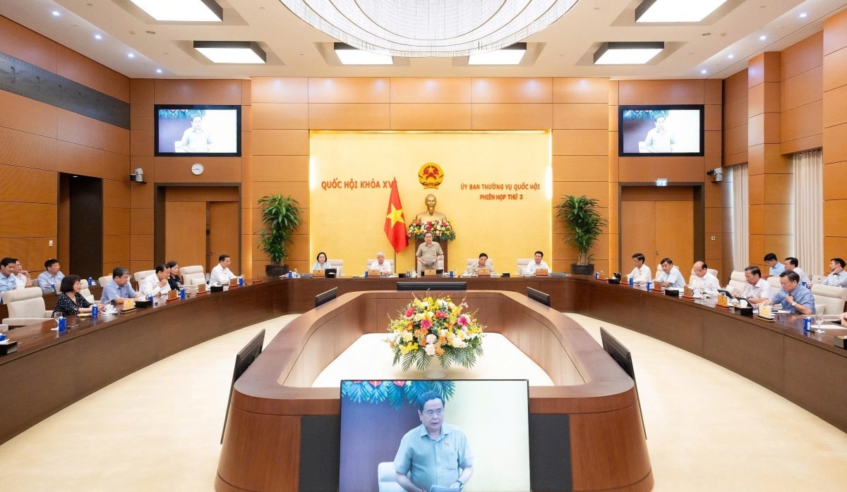 Parlamentspräsident, Tran Thanh Man, hält die Schlussrede bei der 3. Sitzung des Ständigen Parlamentsausschusses. (Foto: Le Tuyet/VOV)