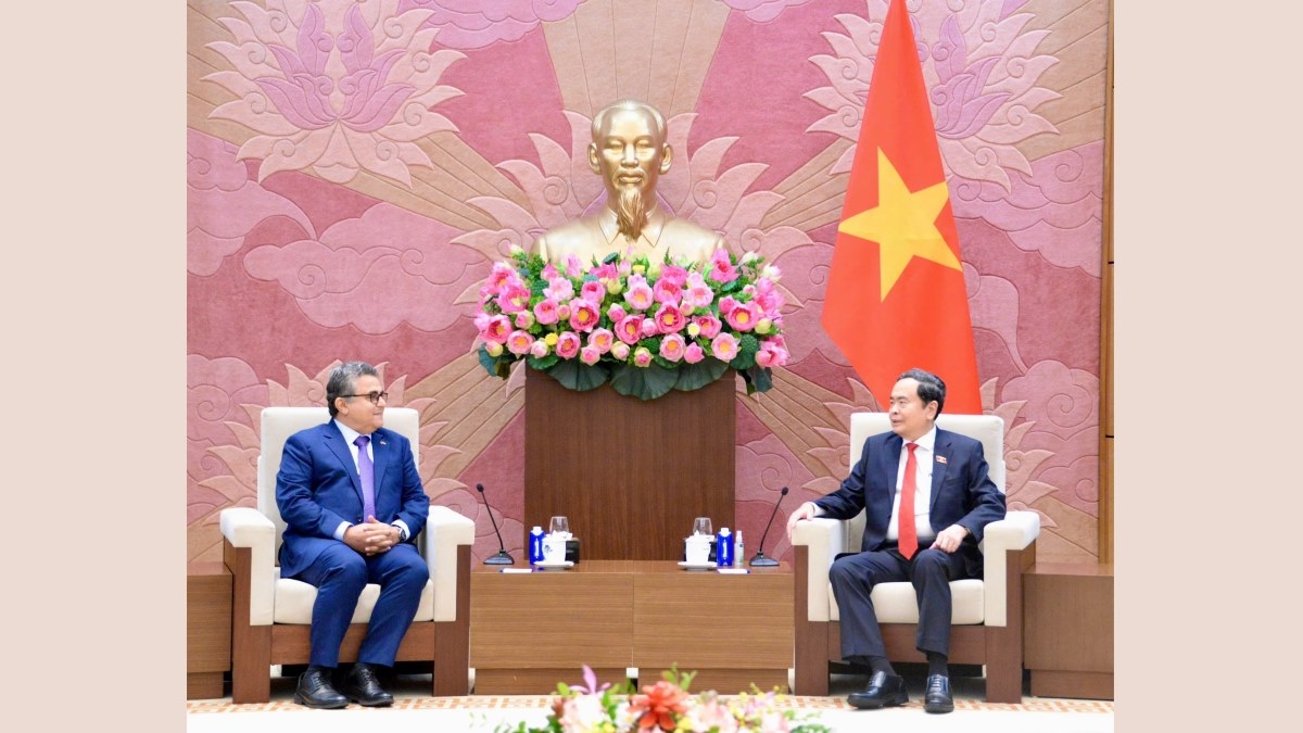 Ketua MN Tran Thanh Man (kanan) menerima Dubes Palestina di Vietnam (Foto: Le Tuyet/VOV)
