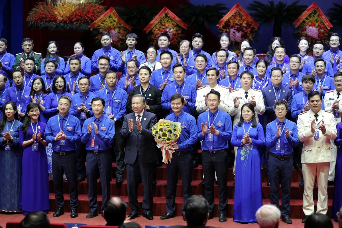 Sekjen sekaligus Presiden To Lam mengucapkan selamat kepada Pengurus Besar Liga Pemuda Komunis Ho Chi Minh masa bakti 2026 – 2031. Foto: VOV