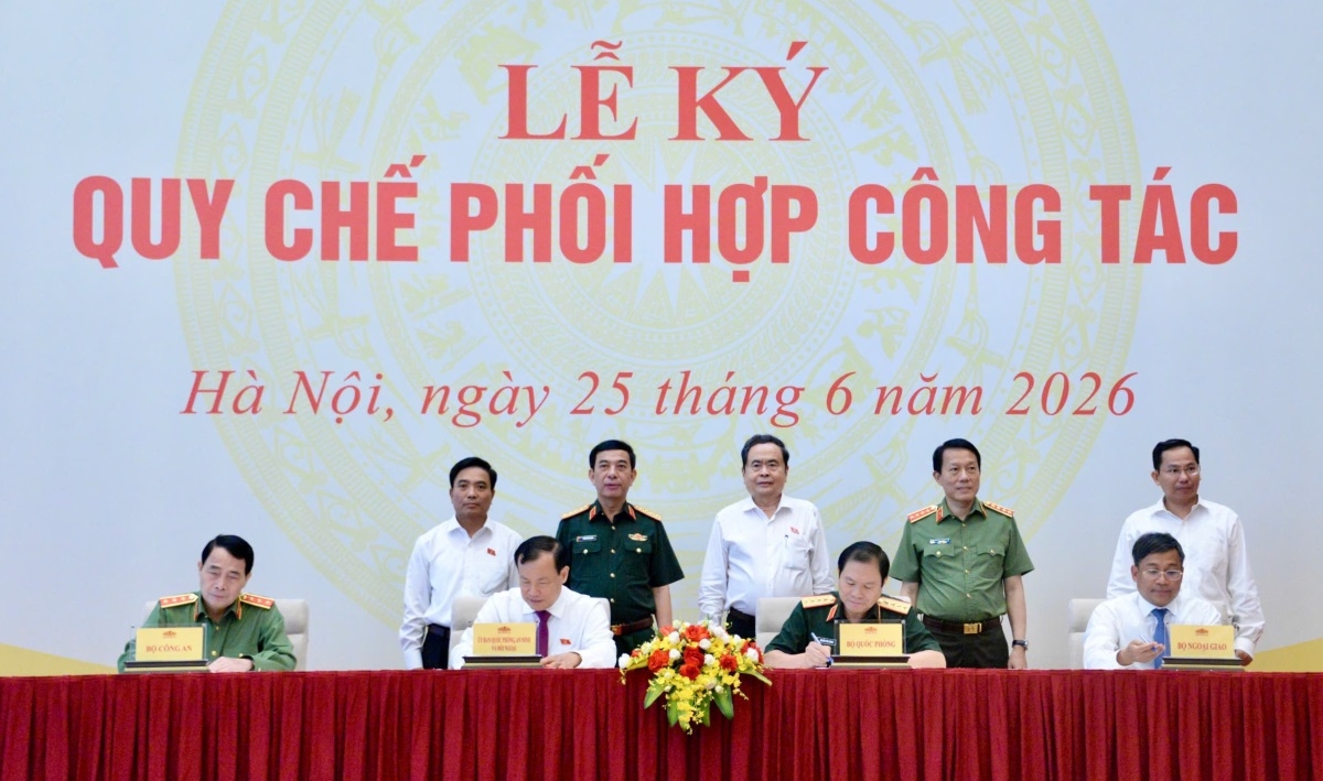 Chủ tịch Quốc hội Trần Thanh Mẫn và các đại biểu chứng kiến Lễ ký Quy chế phối hợp công tác giữa Uỷ ban Quốc phòng, An ninh và Đối ngoại của Quốc hội với Bộ Quốc phòng, Bộ Công an và Bộ Ngoại giao. Ảnh: Lê Tuyết/VOV