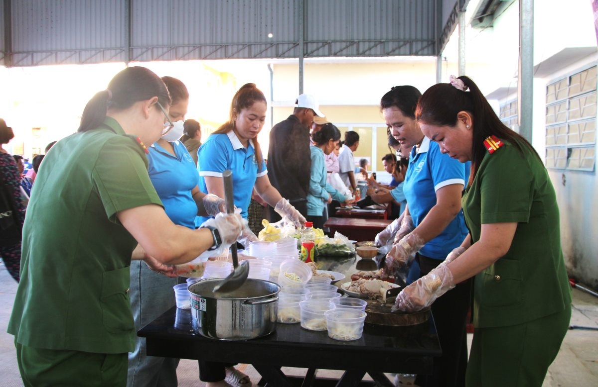 The Lieu Tu Commune Women’s Union, in coordination with the local police force, organizes the “Zero-Cost Meal” program for residents undertaking administrative procedures. (Photo: Thach Hong/VOV Bureau in the Mekong Delta)