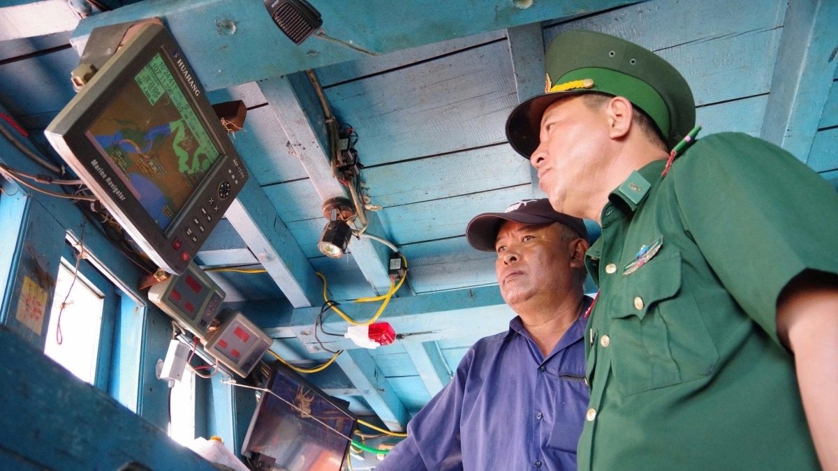 Lực lượng chức năng kiểm tra trang thiết bị trên tàu cá. Ảnh: Lưu Sơn/VOV-TP. Hồ Chí Minh
