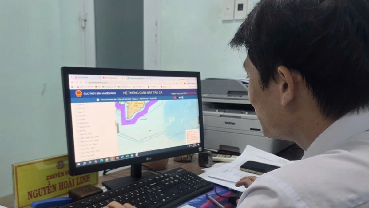 Cùng với hệ thống giám sát hành trình, các kênh liên lạc mới giúp cơ quan chức năng theo dõi hoạt động tàu cá. Ảnh: Lưu Sơn/VOV-TP. Hồ Chí Minh