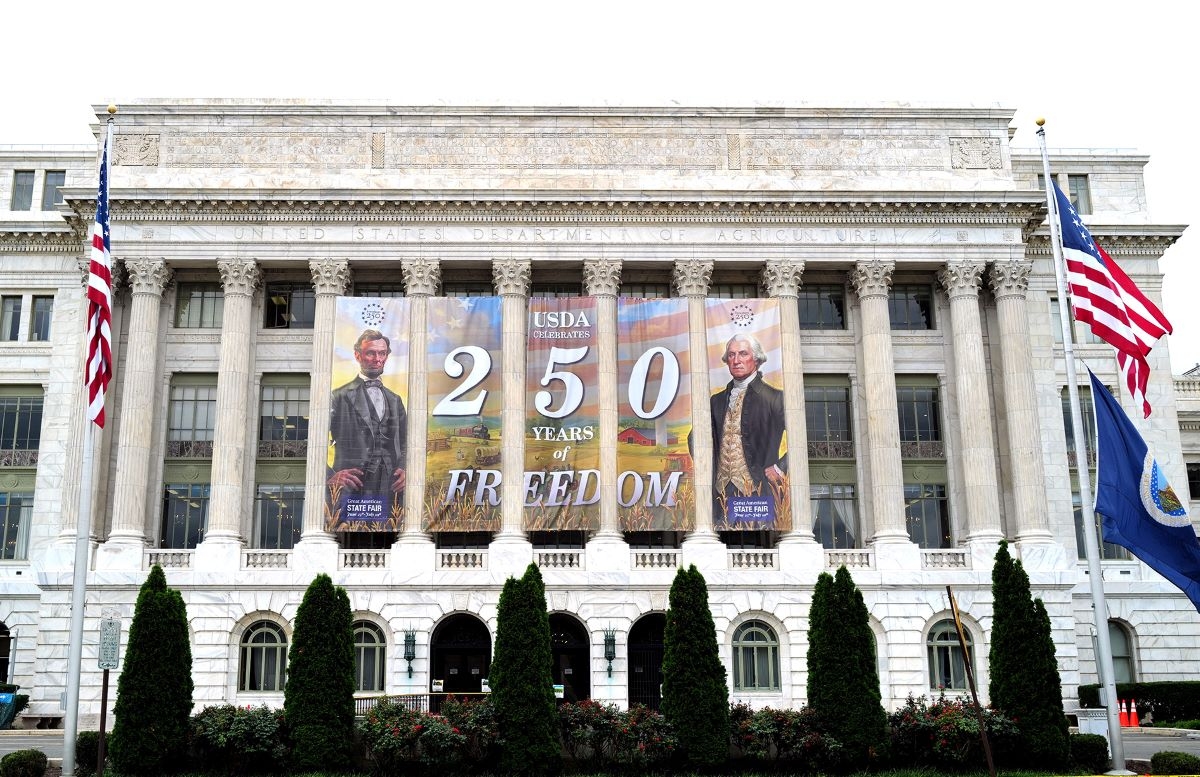 Buildings in Washington are decorated ahead of celebrations marking the 250th anniversary of US independence. (Photo: Quang Trung/VOV-Washington)