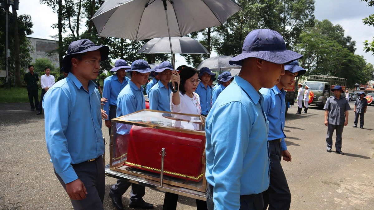 Lãnh đạo TP. Đồng Nai đón các hài cốt liệt sĩ hồi hương về Tổ quốc. Ảnh: Thiên Lý/VOV-TP. Hồ Chí Minh