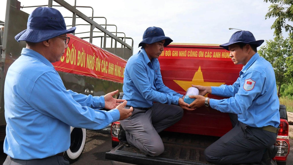 Thành viên Đội K72 cẩn thận đưa từng hài cốt liệt sĩ về Tổ quốc. Ảnh: Nguyệt Hà/VOV-TP. Hồ Chí Minh