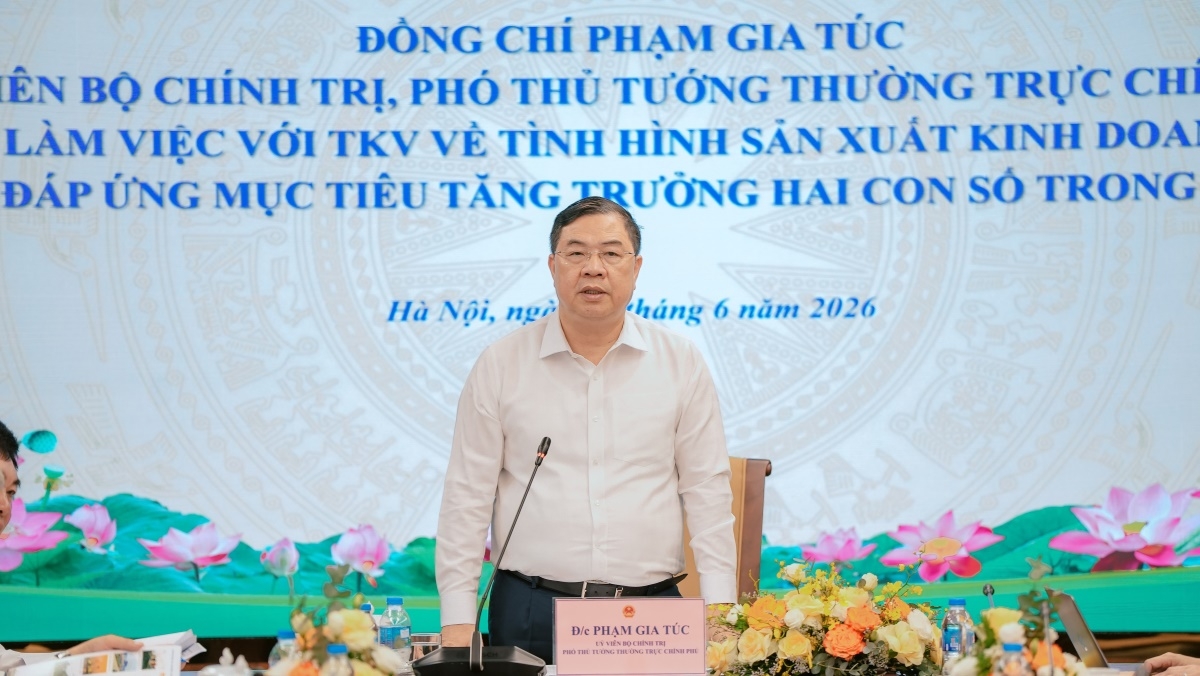 ທ່ານ ຟ້າມ​ຢາ​ຕຸກ ຮອງ​ນາ​ຍົກ​ລັດ​ຖະ​ມົນ​ຕີ​ຜູ້​ປະ​ຈຳ​ການ​ລັດ​ຖະ​ບານ ຫວຽດ​ນາມ ກ່າວ​ຄຳ​ເຫັນ​ທີ່​ການ​ເຮັດ​ວຽກ (ພາບ: VOV)
