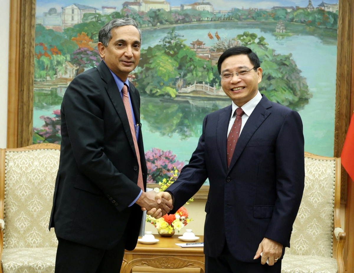 Wakil PM Nguyen Van Thang dan Krisha Srinivasan, Direktur Kawasan Asia-Pasifik Dana Moneter Internasional (IMF). Foto: VOV