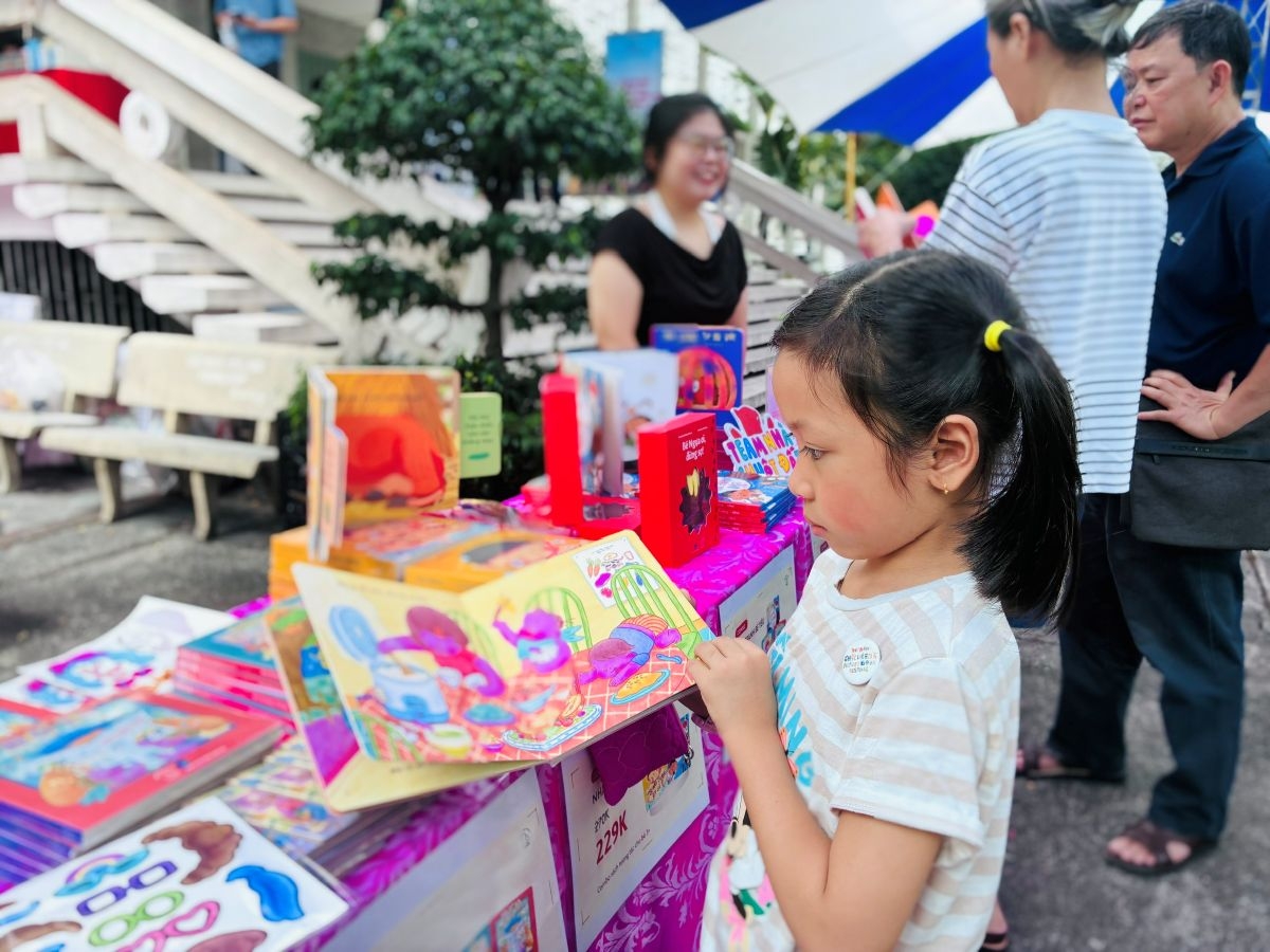 Para pembaca cilik menjelajahi buku-buku bergambar. Foto: Ngoc Xuan/VOV Kota Ho Chi Minh.