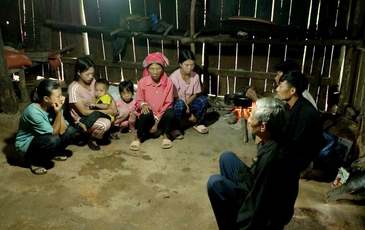 Ly Xa Pu visits a household to encourage parents to send their children to school. (Photo: Khac Kien/VOV correspondent in the Northwestern region)