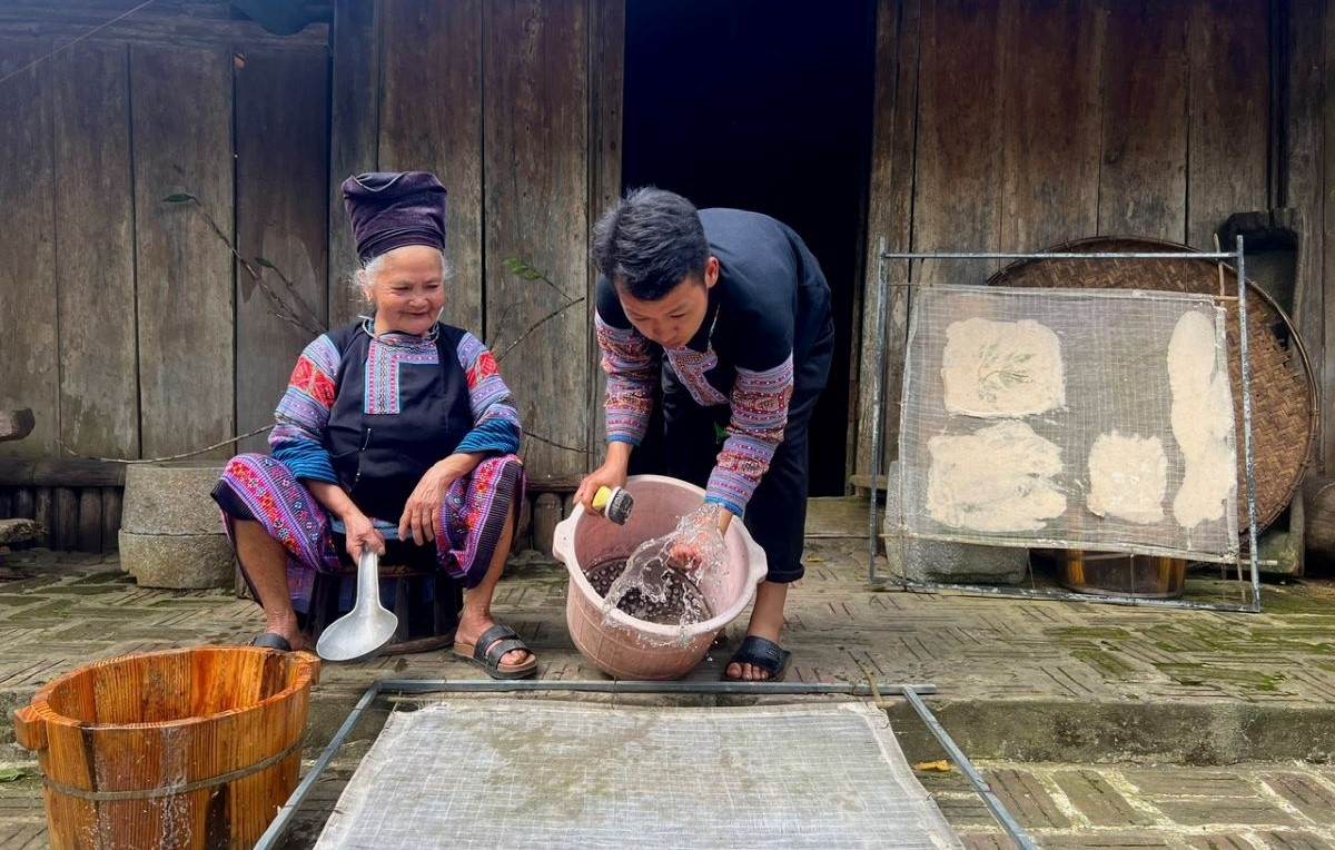Phang A Truong learned to make giang paper since he was 18 years old. (Photo: Huyen Trang/VOV5)