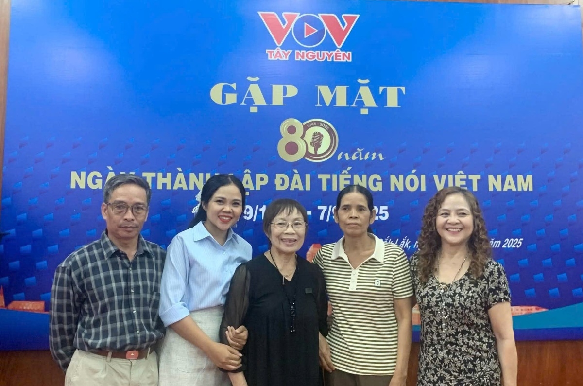 Central Highlands-based VOV broadcasters at a gathering celebrating 80 years of VOV, September 7, 2025. (Photo: Dinh Tuan/VOV correspondent in the Central Highlands)