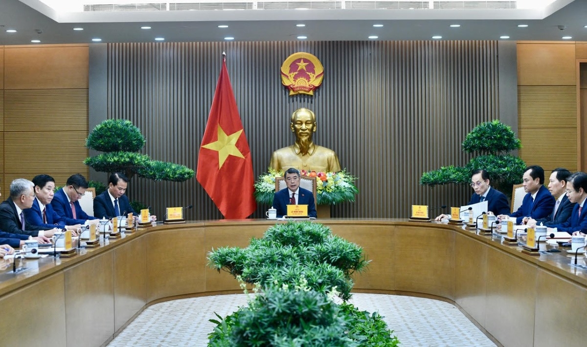 Prime Minister Le Minh Hung holds a telephone conversation with Premier Li Qiang of the State Council of the People's Republic of China. Photo: Lai Hoa/VOV