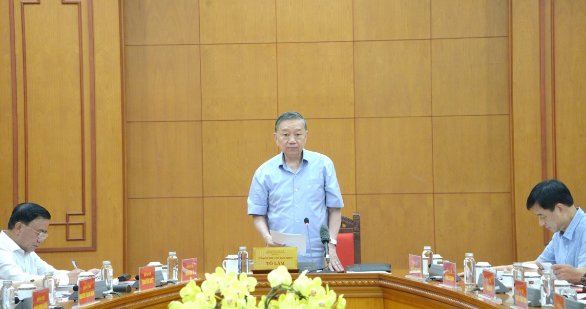 Party General Secretary and State President To Lam chairs the meeting. Photo: Van Hieu/VOV